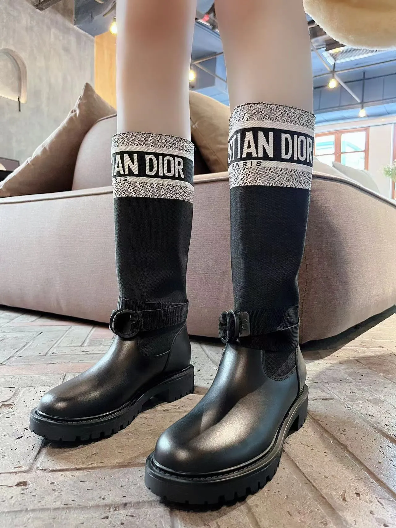 👟👟Ex-factory price 600🌈🌈Women's shoes factory Dior color matching autumn and winter new boots high-top Dior CD 20ss autumn and winter latest high-definition poster style electric embroidery color-blocking letters logo round toe mid-calf women's boots Narnaxi's same low-heeled one-slip knight military boots original development top high-end version Material: Upper imported calfskin spliced with the latest imported technology electric embroidery fabric (not ordinary fly woven fabrics on the market) + water-dyed cowhide lining (not sheepskin lining on the market) + original molded T👟👟factory price U outsole + original molded letter buckle + latest original box packaging at the counter Heel height: 3CM Size: 35-39 standard code (40.41 customization is not returnable)